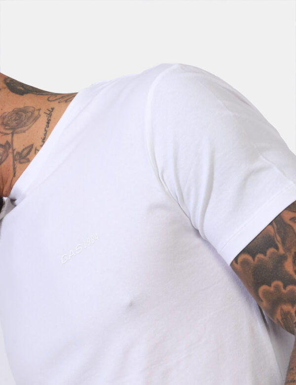 T-shirt Gas Bianco - T-shirt classica su base bianca con piccola stampa logo brand in tono su tono. La vestibilità è morbida