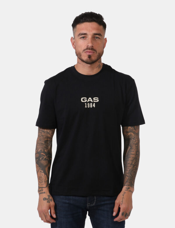 T-shirt Gas Nero - T-shirt classica su base nera con piccola stampa logo brand bianca. La vestibilità è morbida e regolare.