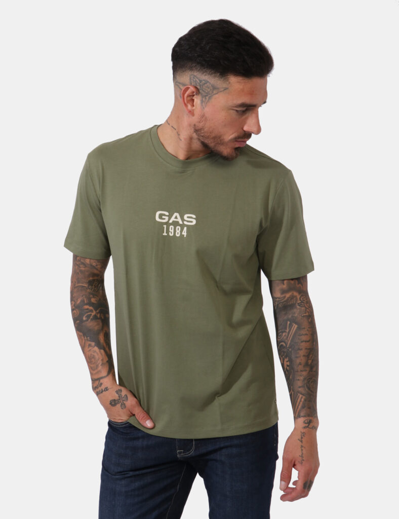 T-shirt Gas Verde - T-shirt classica su base verde militare con piccola stampa logo brand bianca. La vestibilità è morbida e