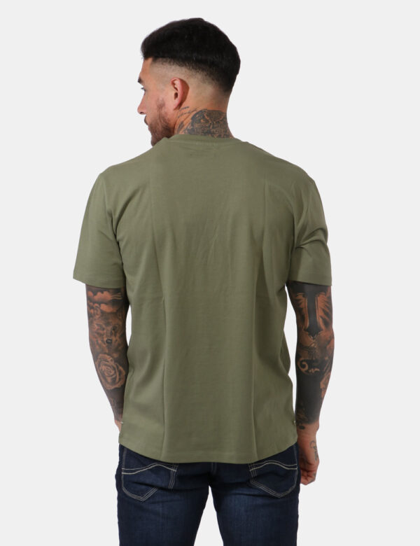 T-shirt Gas Verde - T-shirt classica su base verde militare con piccola stampa logo brand bianca. La vestibilità è morbida e