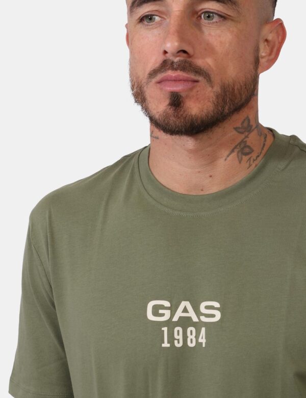 T-shirt Gas Verde - T-shirt classica su base verde militare con piccola stampa logo brand bianca. La vestibilità è morbida e