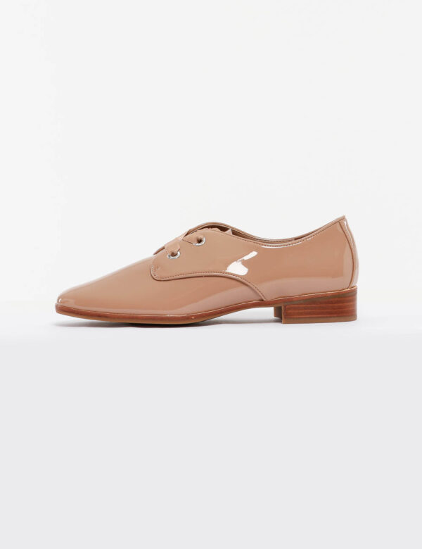 Scarpa ALDO in vernice - Tomaia in ecopelle e suola interna in pelleLa modella calza il numero 40 e la calzata è regolareALD