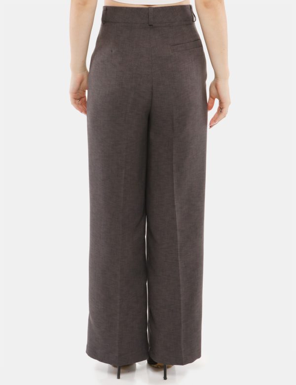 Pantalone Vougue con bottone e zip - 100% poliestereLa modella indossa la taglia S ed è alta 168 cm e la vestibilità è regol