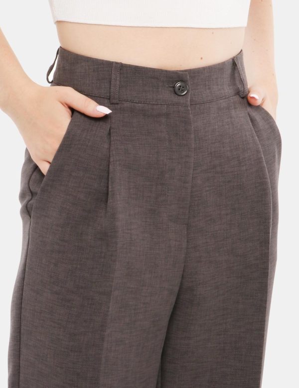 Pantalone Vougue con bottone e zip - 100% poliestereLa modella indossa la taglia S ed è alta 168 cm e la vestibilità è regol