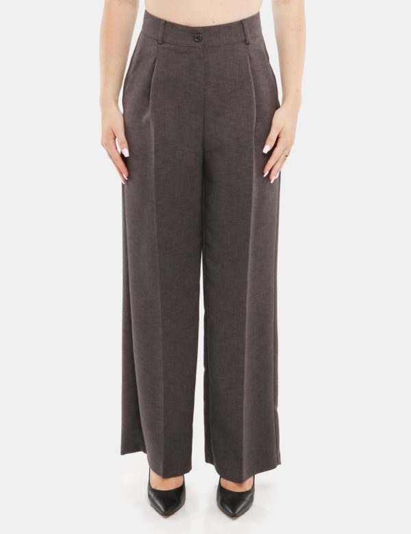 Pantalone Vougue con bottone e zip - 100% poliestereLa modella indossa la taglia S ed è alta 168 cm e la vestibilità è regol