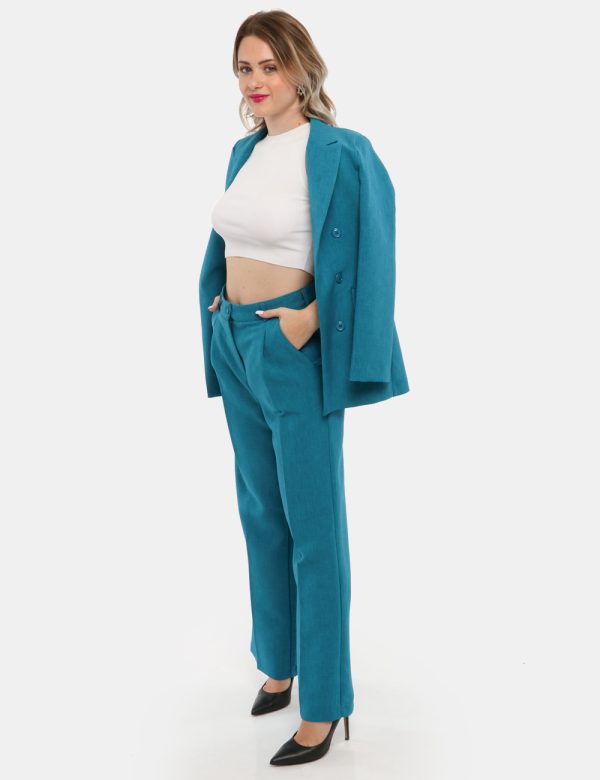 Pantalone Vougue con bototne e zio - 100% poliestereLa modella indossa la taglia S ed è alta 168 cm e la vestibilità è regol