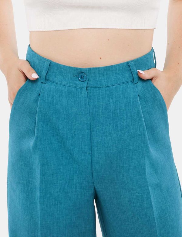 Pantalone Vougue con bototne e zio - 100% poliestereLa modella indossa la taglia S ed è alta 168 cm e la vestibilità è regol