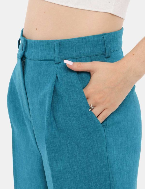 Pantalone Vougue con bototne e zio - 100% poliestereLa modella indossa la taglia S ed è alta 168 cm e la vestibilità è regol