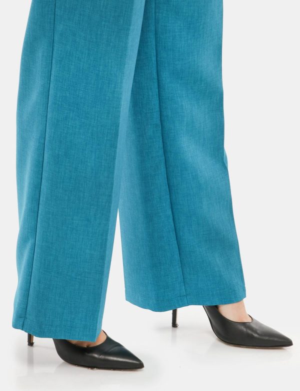 Pantalone Vougue con bototne e zio - 100% poliestereLa modella indossa la taglia S ed è alta 168 cm e la vestibilità è regol