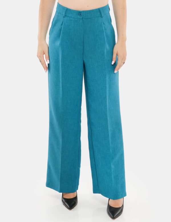 Pantalone Vougue con bototne e zio - 100% poliestereLa modella indossa la taglia S ed è alta 168 cm e la vestibilità è regol