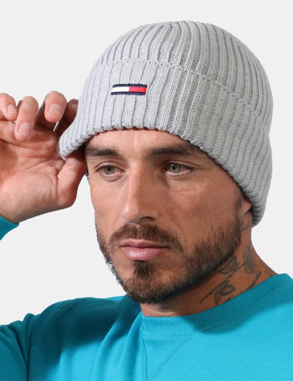 Cappello Tommy Hilfiger grigio - COMPOSIZIONE E VESTIBILITÀ:50% acrilico 50% cotoneCONSIGLI DI STILE:Cappello modello berret