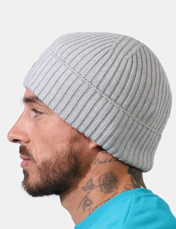Cappello Tommy Hilfiger grigio - COMPOSIZIONE E VESTIBILITÀ:50% acrilico 50% cotoneCONSIGLI DI STILE:Cappello modello berret