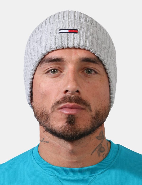 Cappello Tommy Hilfiger grigio - COMPOSIZIONE E VESTIBILITÀ:50% acrilico 50% cotoneCONSIGLI DI STILE:Cappello modello berret