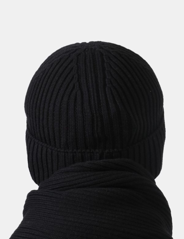 Cappello Tommy Hilfiger nero - COMPOSIZIONE E VESTIBILITÀ:50% acrilico 50% cotoneCONSIGLI DI STILE:Cappello modello berretto