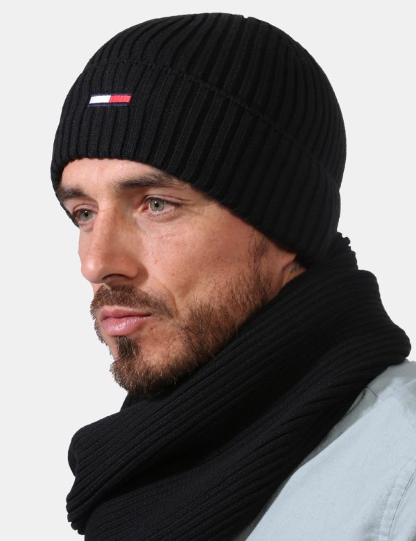 Cappello Tommy Hilfiger nero - COMPOSIZIONE E VESTIBILITÀ:50% acrilico 50% cotoneCONSIGLI DI STILE:Cappello modello berretto
