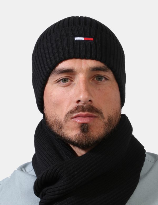 Cappello Tommy Hilfiger nero - COMPOSIZIONE E VESTIBILITÀ:50% acrilico 50% cotoneCONSIGLI DI STILE:Cappello modello berretto