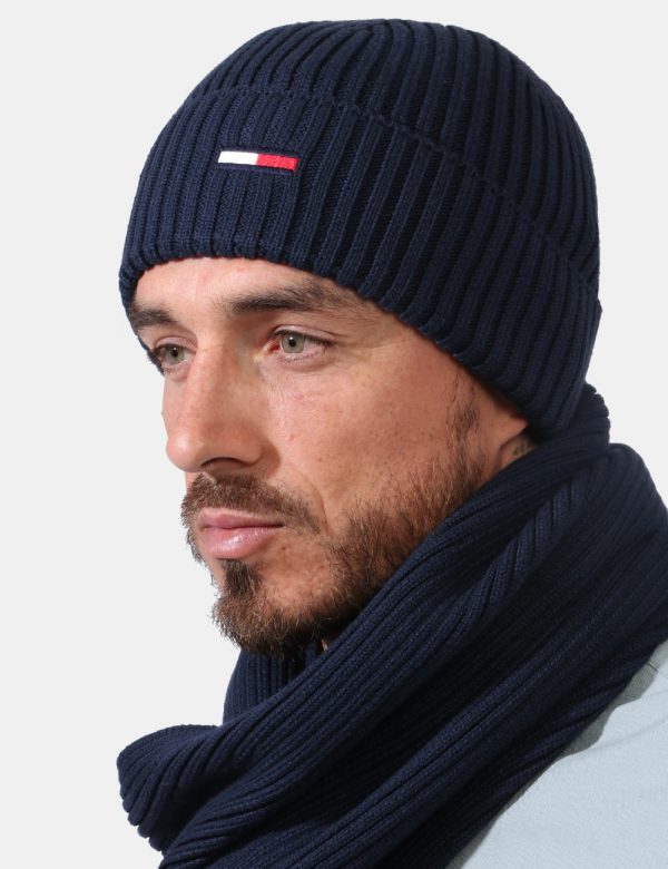 Cappello Tommy Hilfiger blu - COMPOSIZIONE E VESTIBILITÀ:50% acrilico 50% cotoneCONSIGLI DI STILE:Cappello modello berretto