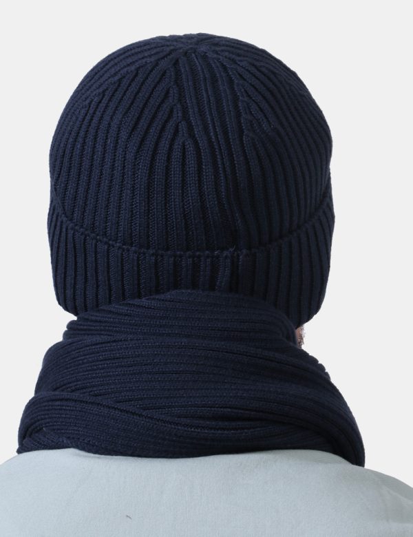 Cappello Tommy Hilfiger blu - COMPOSIZIONE E VESTIBILITÀ:50% acrilico 50% cotoneCONSIGLI DI STILE:Cappello modello berretto