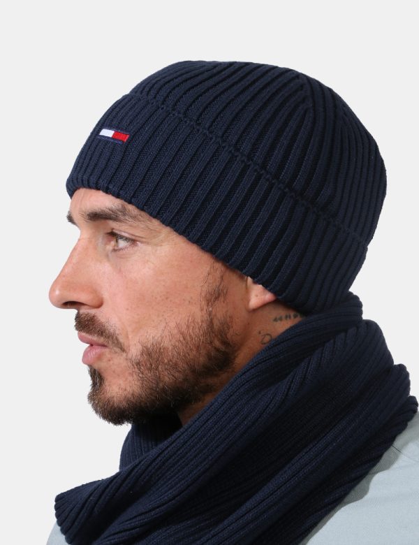 Cappello Tommy Hilfiger blu - COMPOSIZIONE E VESTIBILITÀ:50% acrilico 50% cotoneCONSIGLI DI STILE:Cappello modello berretto