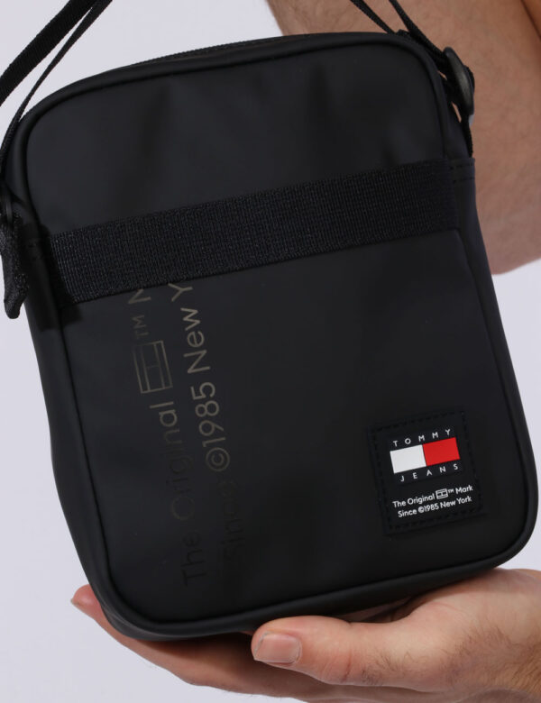 Borsello Tommy Hilfiger Nero - Borsello in total nero con patch logo brand in tinta originale. Presente unico scompartimento