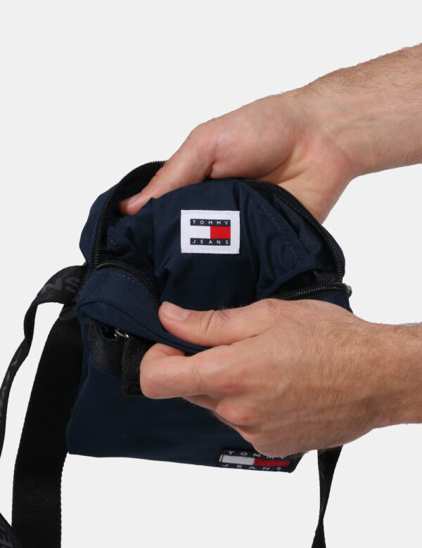 Borsello Tommy Hilfiger Blu - Borsello in total blu navy con patch logo brand in tinta originale. Presente unico scompartime