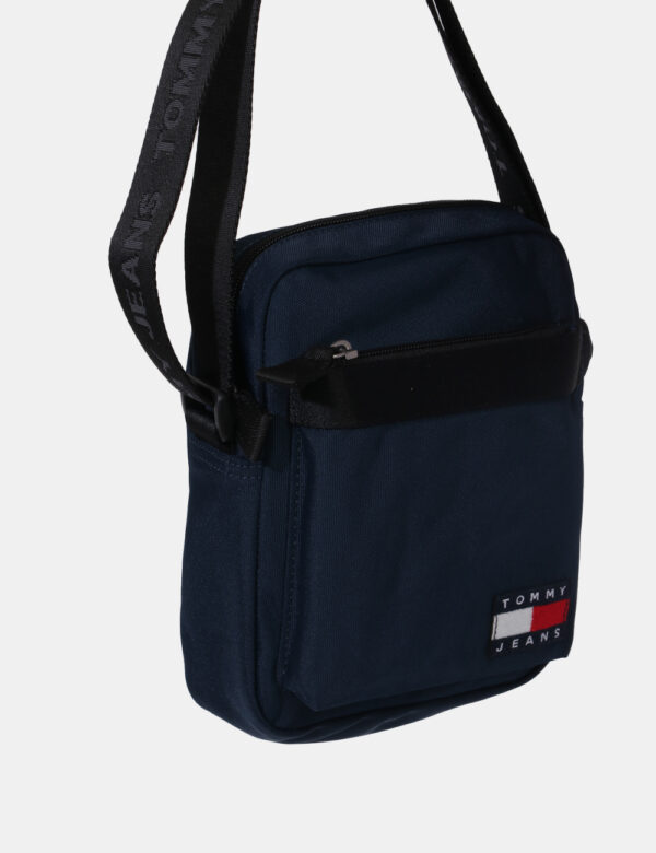 Borsello Tommy Hilfiger Blu - Borsello in total blu navy con patch logo brand in tinta originale. Presente unico scompartime