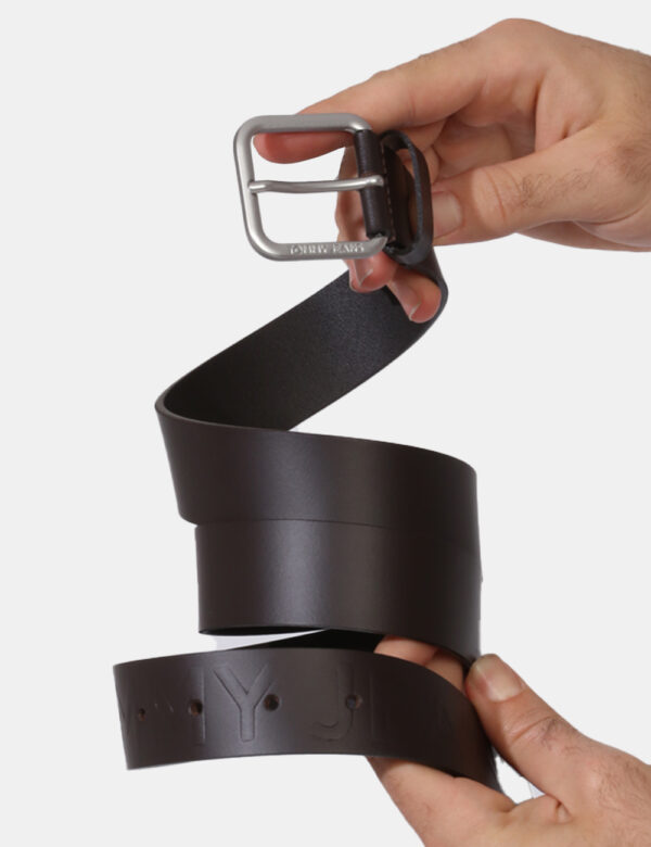 Cintura Tommy Hilfiger Marrone - Cintura in total marrone con logo brand sagomato. L'indossatura è pratica e maneggevole ma