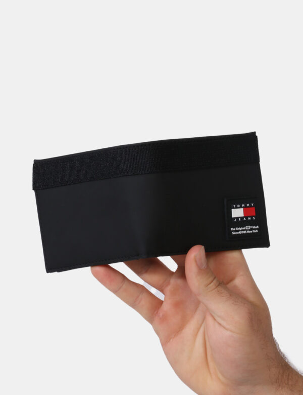 Portafogli Tommy Hilfiger Nero - Portafogli classico di piccole dimensioni in total nero e con patch logo brand in tinta ori