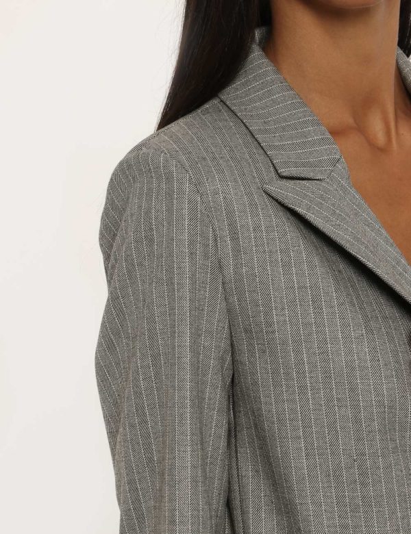 Giacca Vougue grigio - COMPOSIZIONE E VESTIBILITÀ:66% poliestere 31% viscosa 3% elastaneLa modella è alta 176 cm e indossa l