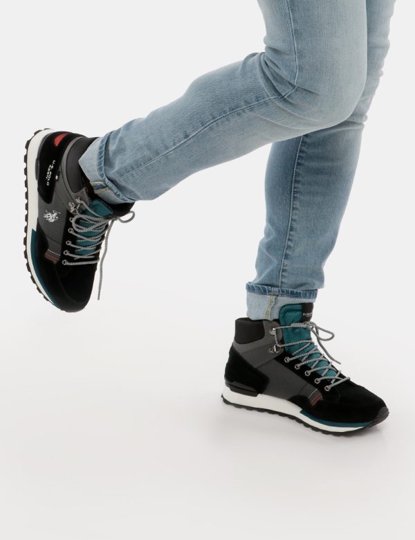 Sneakers U.S. Polo Assn trekking alte - Ecopelle e materiale tessile Il modello indossa il numero 43 e la vestibilità è rego
