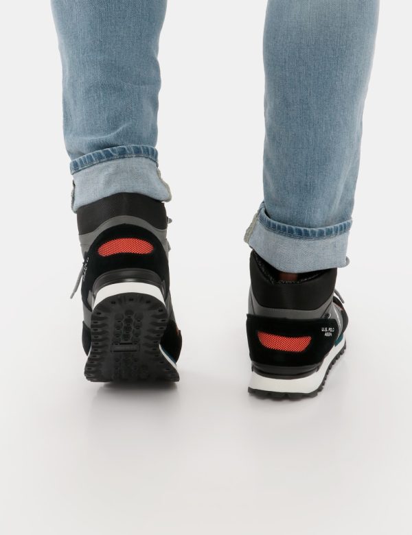 Sneakers U.S. Polo Assn trekking alte - Ecopelle e materiale tessile Il modello indossa il numero 43 e la vestibilità è rego