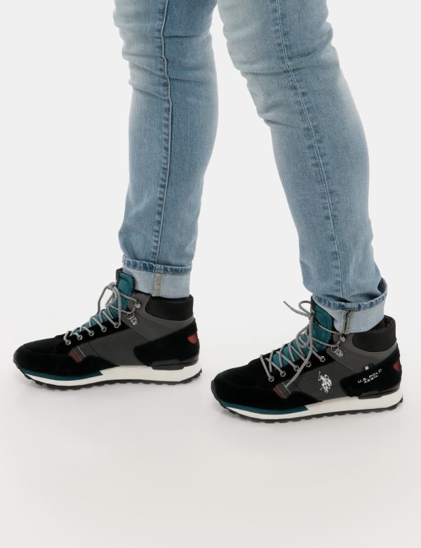 Sneakers U.S. Polo Assn trekking alte - Ecopelle e materiale tessile Il modello indossa il numero 43 e la vestibilità è rego