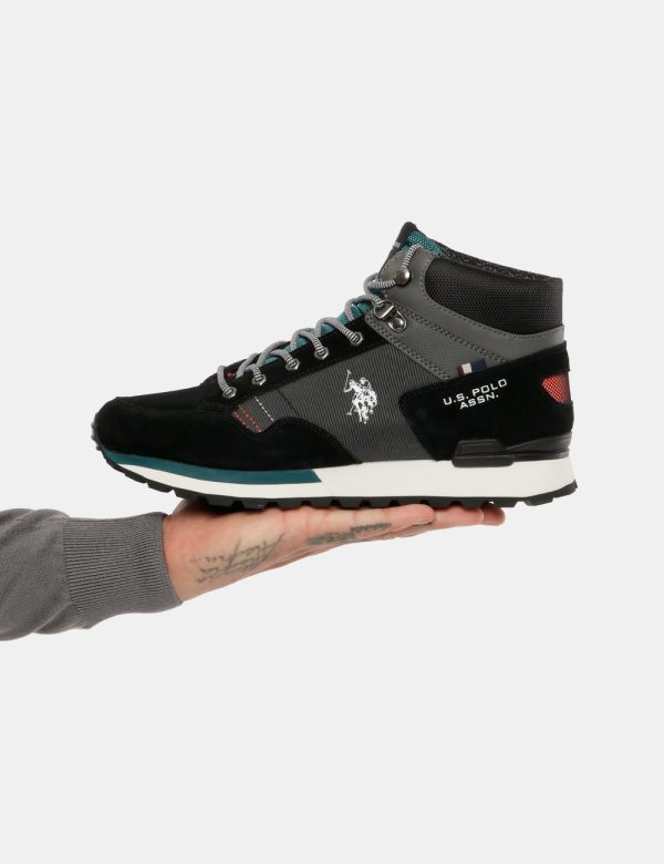 Sneakers U.S. Polo Assn trekking alte - Ecopelle e materiale tessile Il modello indossa il numero 43 e la vestibilità è rego