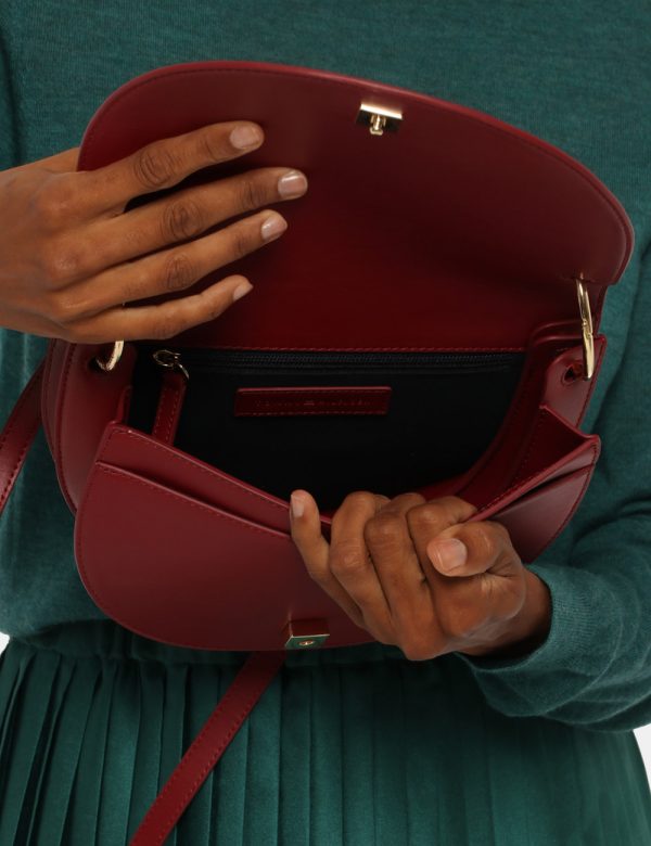 Borsa Tommy Hilfiger bordeaux - COMPOSIZIONE E VESTIBILITÀ:100% poliuretanoCONSIGLI DI STILE: Borsa a tracolla di medie dime