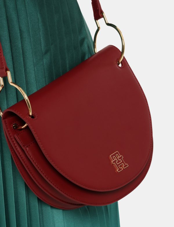 Borsa Tommy Hilfiger bordeaux - COMPOSIZIONE E VESTIBILITÀ:100% poliuretanoCONSIGLI DI STILE: Borsa a tracolla di medie dime