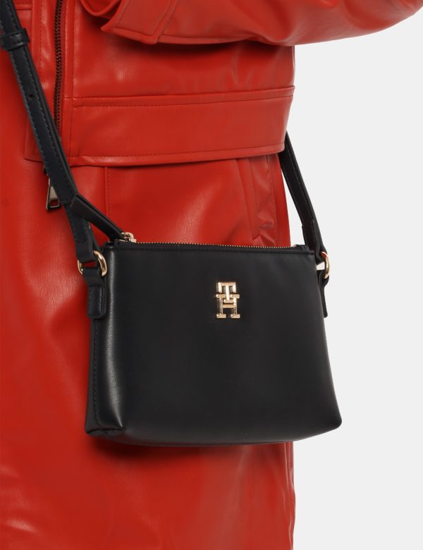 Borsa Tommy Hilfiger blu - COMPOSIZIONE E VESTIBILITÀ:100% poliuretanoCONSIGLI DI STILE:Borsa tracolla piatta in total blu n