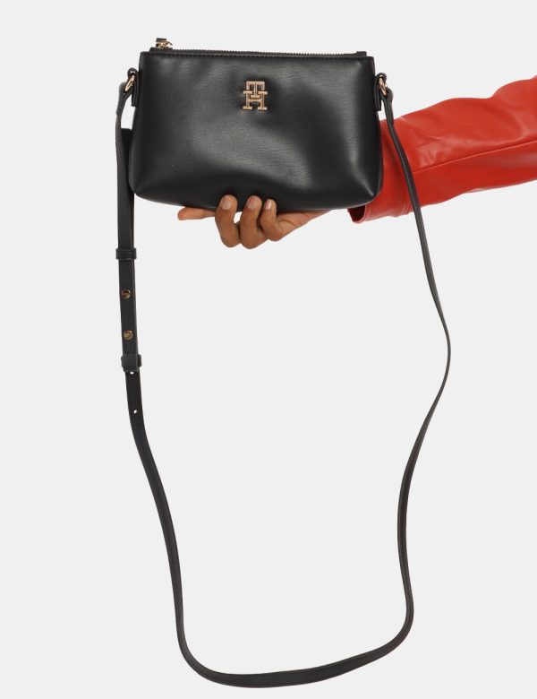 Borsa Tommy Hilfiger blu - COMPOSIZIONE E VESTIBILITÀ:100% poliuretanoCONSIGLI DI STILE:Borsa tracolla piatta in total blu n