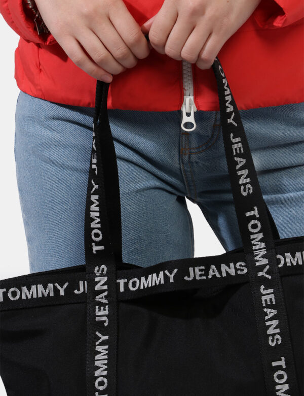 Borsa Tommy Hilfiger nero - COMPOSIZIONE E VESTIBILITÀ:100% poliestere rigeneratoCONSIGLI DI STILE:Shopper bag a forma trape