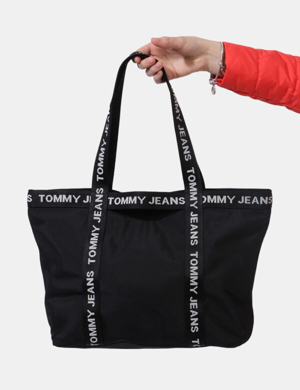 Borsa Tommy Hilfiger nero - COMPOSIZIONE E VESTIBILITÀ:100% poliestere rigeneratoCONSIGLI DI STILE:Shopper bag a forma trape