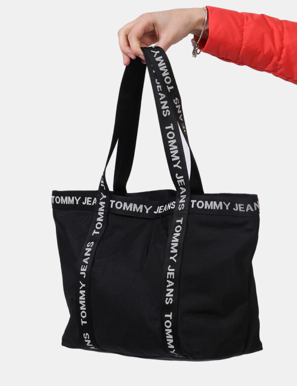 Borsa Tommy Hilfiger nero - COMPOSIZIONE E VESTIBILITÀ:100% poliestere rigeneratoCONSIGLI DI STILE:Shopper bag a forma trape