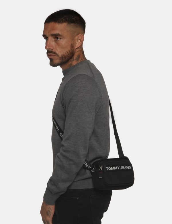 Borsa Tommy Hilfiger nera - COMPOSIZIONE E VESTIBILITÀ:100% poliestereCONSIGLI DI STILE:Borsa sportiva a tracolla di piccole