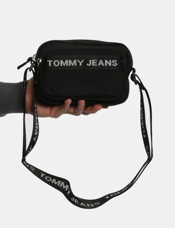 Borsa Tommy Hilfiger nera - COMPOSIZIONE E VESTIBILITÀ:100% poliestereCONSIGLI DI STILE:Borsa sportiva a tracolla di piccole