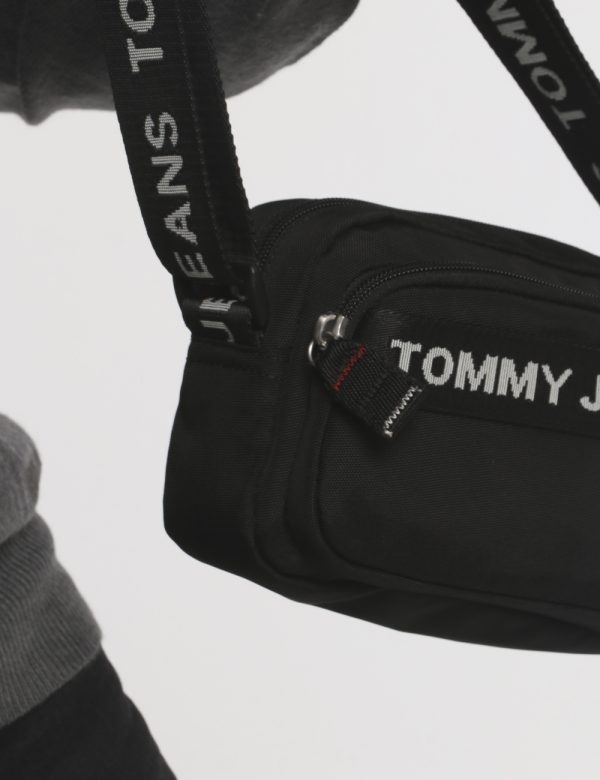 Borsa Tommy Hilfiger nera - COMPOSIZIONE E VESTIBILITÀ:100% poliestereCONSIGLI DI STILE:Borsa sportiva a tracolla di piccole