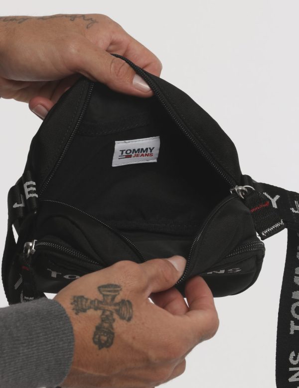 Borsa Tommy Hilfiger nera - COMPOSIZIONE E VESTIBILITÀ:100% poliestereCONSIGLI DI STILE:Borsa sportiva a tracolla di piccole