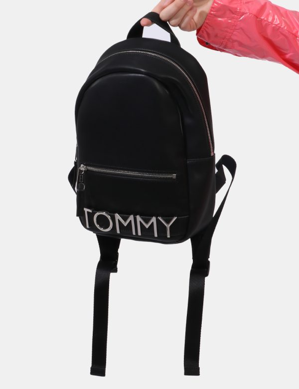 Zaino Tommy Hilfiger nero - COMPOSIZIONE E VESTIBILITÀ:100% poliuretanoCONSIGLI DI STILE:Zaino in total nero in simil pelle