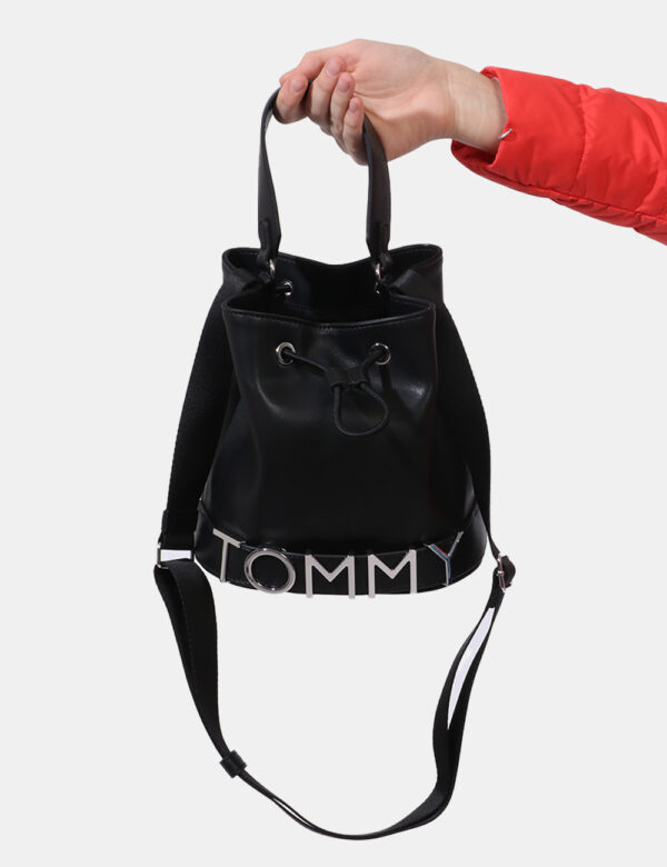 Borsa Tommy Hilfiger nero - COMPOSIZIONE E VESTIBILITÀ:100% poliuretanoCONSIGLI DI STILE:Borsa a secchiello di piccole dimen