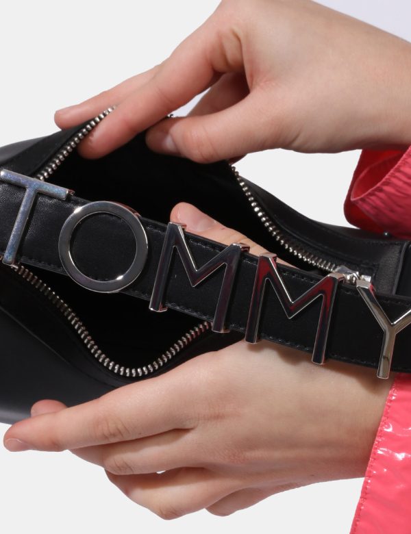 Borsa Tommy Hilfiger nero - COMPOSIZIONE E VESTIBILITÀ:100% poliuretanoCONSIGLI DI STILE:Borsa a mano di piccole dimensioni