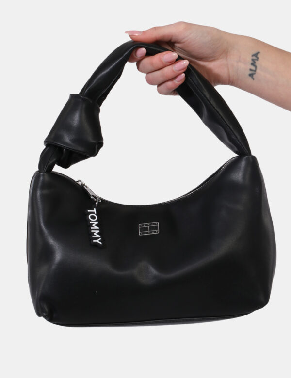 Borsa Tommy Hilfiger Nero - Borsa a mano di piccole dimensioni in total nero con logo brand argentato. L'interno è composto