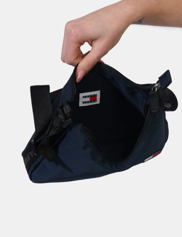 Borsa Tommy Hilfiger Blu - Borsa a tracolla di piccole dimensioni in tessuto ed in total blu navy. La bag si compone di unic