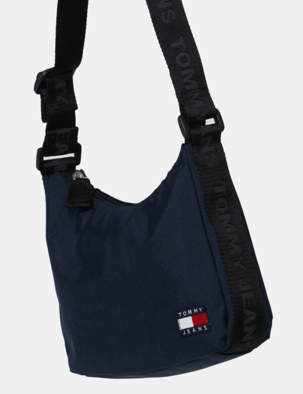 Borsa Tommy Hilfiger Blu - Borsa a tracolla di piccole dimensioni in tessuto ed in total blu navy. La bag si compone di unic